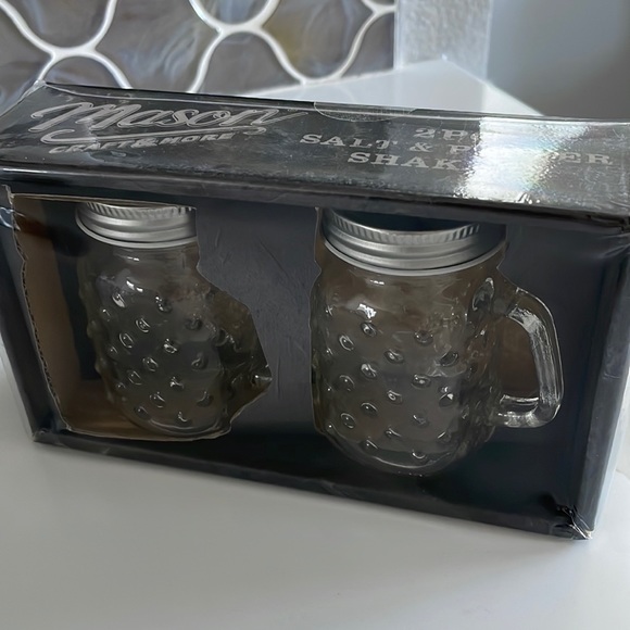 Salt and Pepper shakers by Mason Craft - Picture 1 of 2
